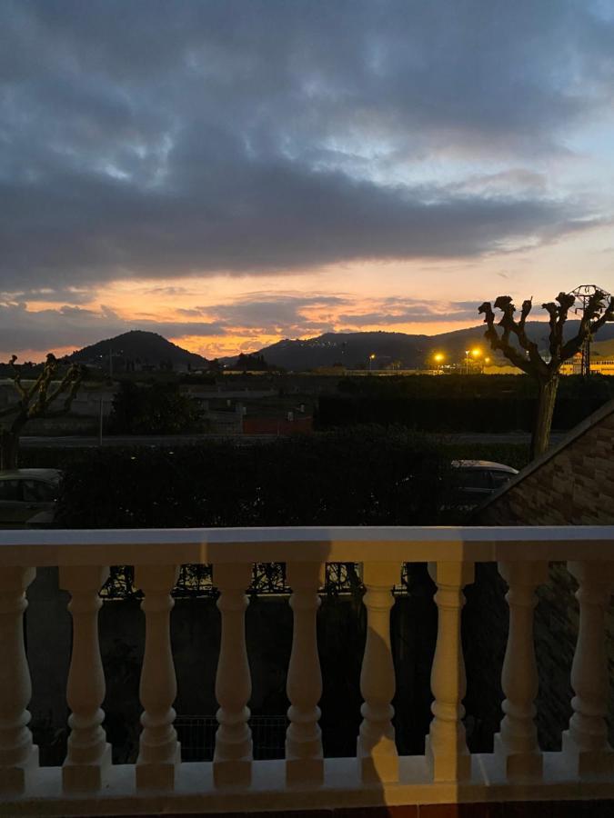 Comfortable Guest Room With Balcony Beniarjo Bagian luar foto